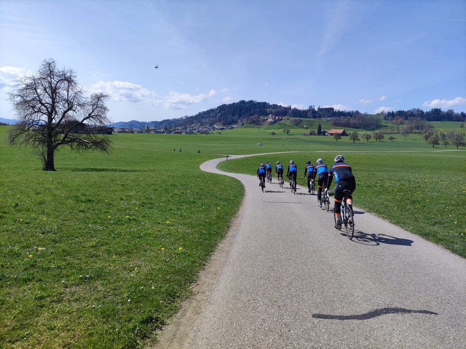 RV-Arbon-Rennvelogruppe fährt auf einer Landstrasse