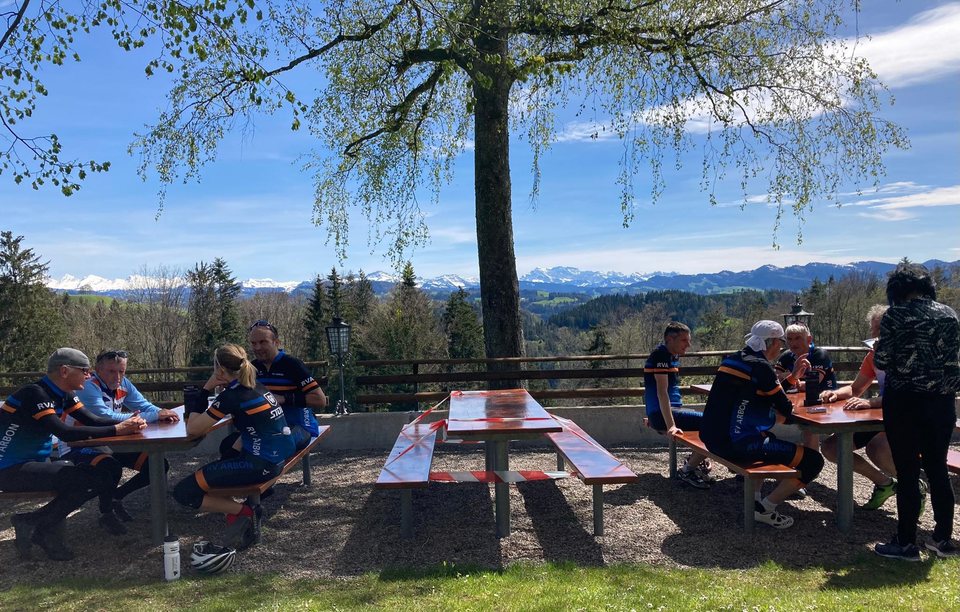 RV-Arbon-Mitglieder machen auf einer Ausfahrt gemeinsam Pause
